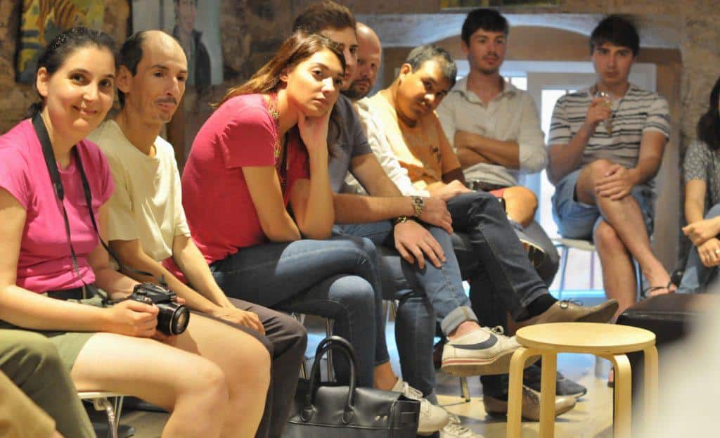 Un groupe d'étudiant assiste au lancement de la Chaire IRH de UP for Humanness au restaurant Katimavik à Lyon